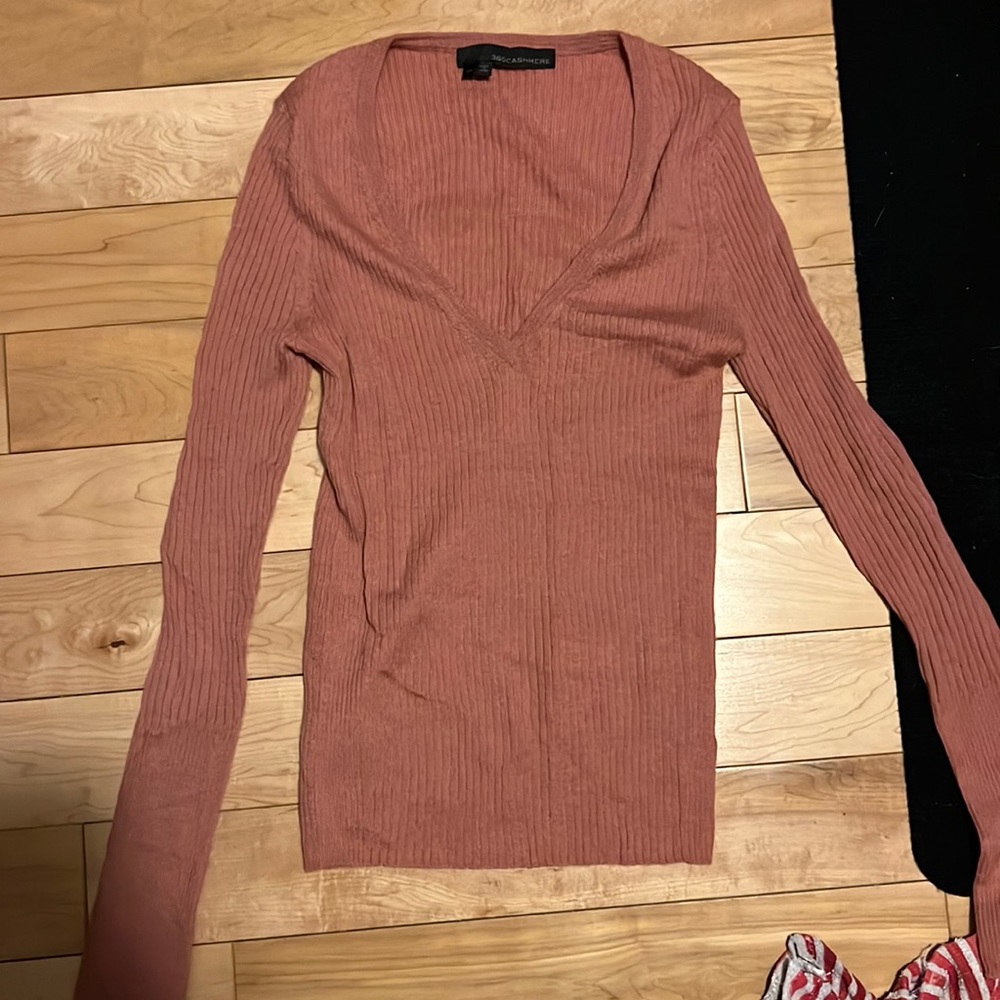 XS pink cashmere sweater. Tight fitting. Cute!